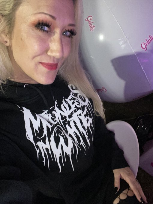 I&rsquo;m the only goth girl at the reggae fest https://t.co/3RATi0IJOc