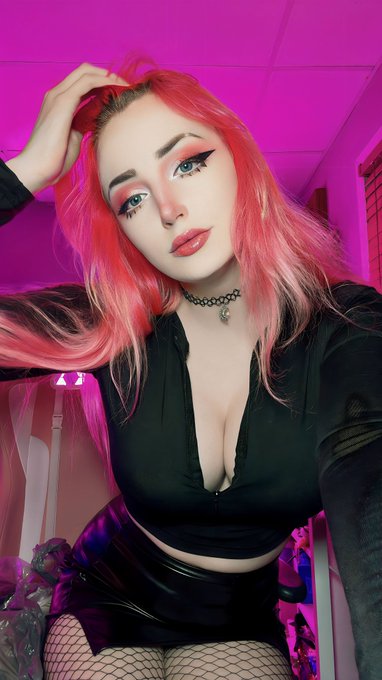 wake up babe UwU 👉🏻👈🏻 it&rsquo;s Hayliekyu&rsquo;s friday night stream time https://t.co/RSpOhJxUIT