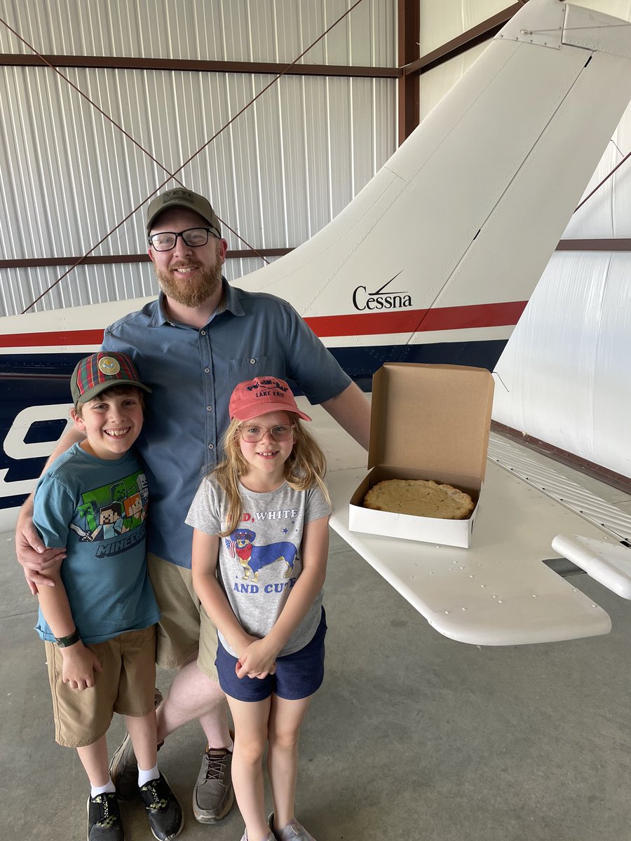 Flying across state lines to pick up some pie at Caroll County Airport (KTSO). Whole family loves it! Give us a like and a follow for more!

#cessna #aviation #airplane #hangar #pilotlife #pie