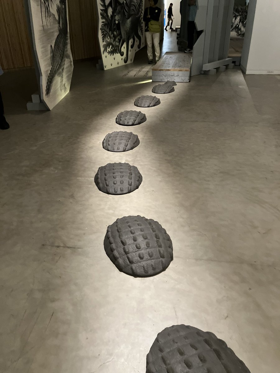 komaco24's tweet photo. 週の初めにはやっとやーっとのエル��ーのぼうけん展にも。こちらも明日まで。PLAY!Museumの展は工夫が凝らされていて大人も子どもも楽しめる。ガネットさん手作りの りゅうのぬいぐるみは手足が動くようになっていて感動でした🥺 ワニの頭もひとつだけ踏んじゃった😆 https://t.co/89TaNDyZzQ