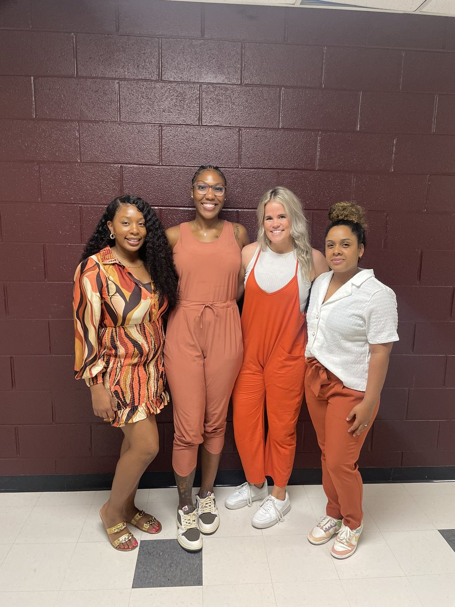 LashanaMorgan's tweet photo. Orange you glad we’re not South Garland?🧡
Another program SWEEP for Lett Nation! 🏐🦅
#MTXE #JABS #lettsgo #TOI #dieempty https://t.co/uZzC1k3KWs
