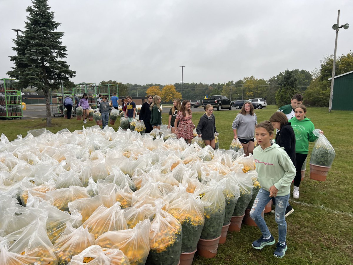 EllisBenjaminP's tweet image. Mum Day! 2246 flowers unloaded, sorted, and distributed. Great work today Olivet Middle School. #OCSRocks