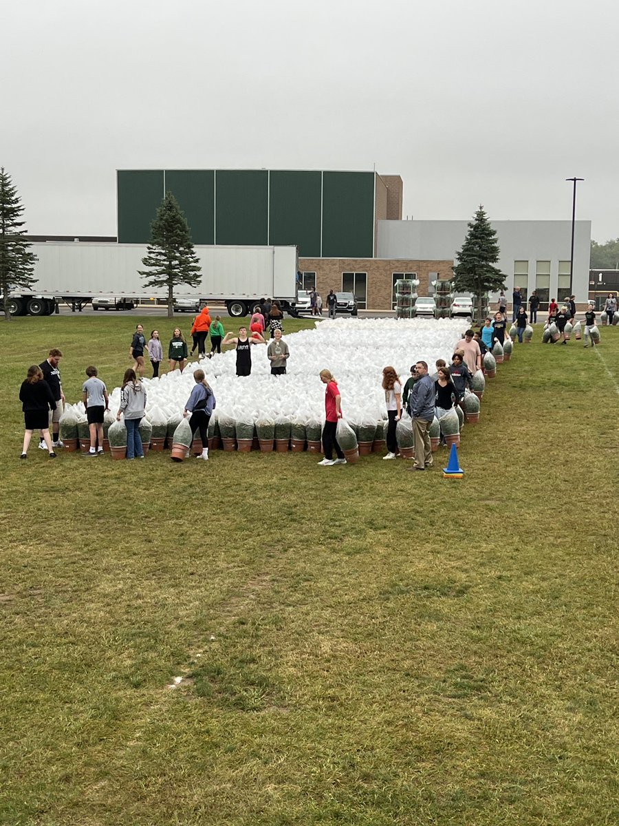 EllisBenjaminP's tweet image. Mum Day! 2246 flowers unloaded, sorted, and distributed. Great work today Olivet Middle School. #OCSRocks