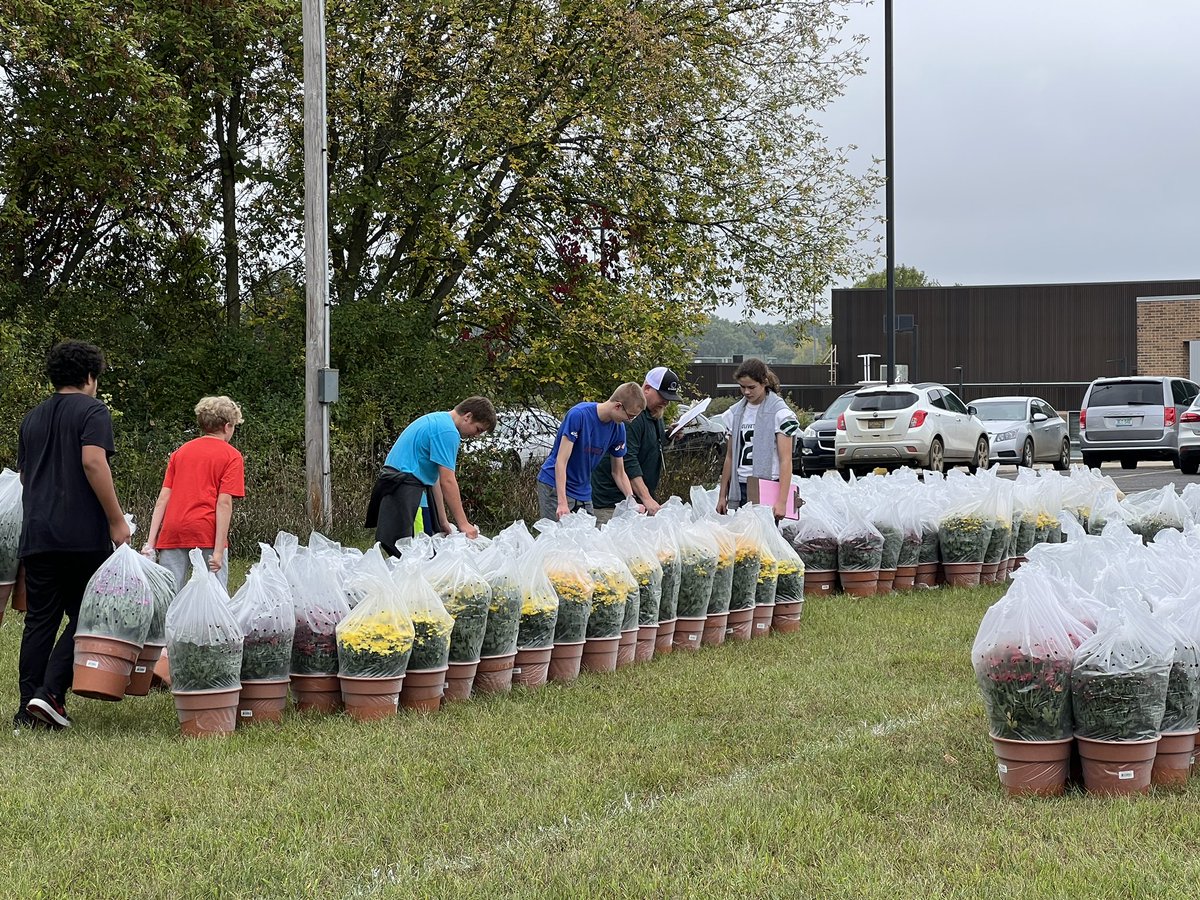 EllisBenjaminP's tweet image. Mum Day! 2246 flowers unloaded, sorted, and distributed. Great work today Olivet Middle School. #OCSRocks