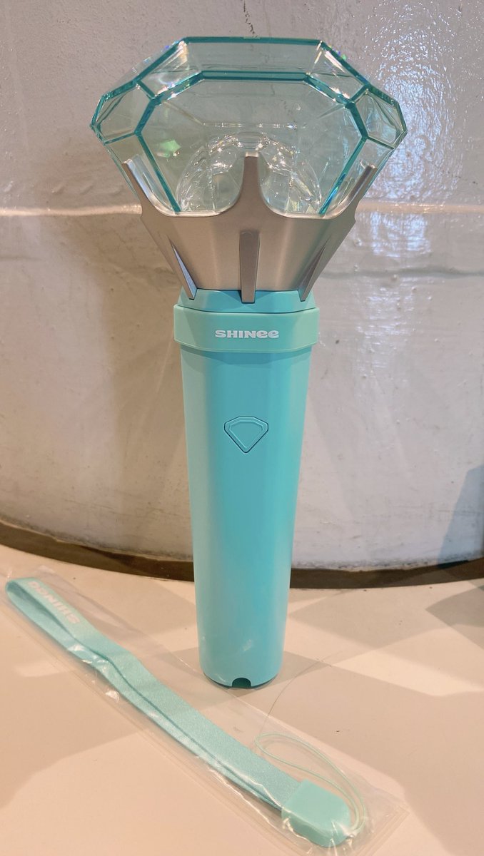 CENVERO79's tweet photo. La nueva lighstick de SHINee esta hermosa, lástima porque tengo poco qué compre la otra.
#WeLoveSHINee
#WeSupportSHINee https://t.co/1FOW2wsgzL