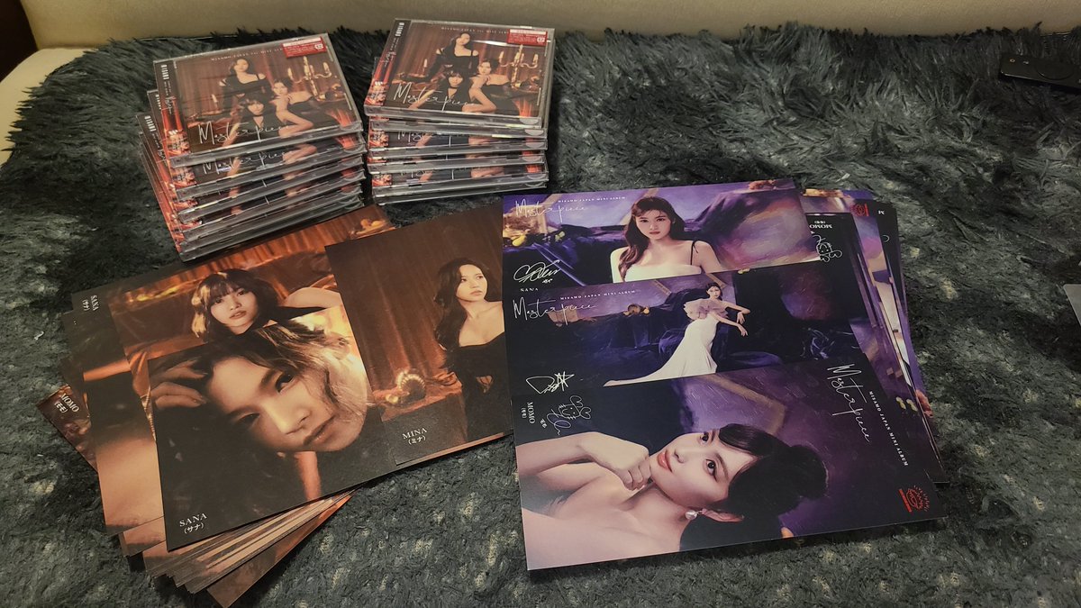 hiraimyouis's tweet photo. will be giving these away today at the venue for #TWICE_5TH_WORLD_TOUR_BULACAN Day 1 &amp; Day 2! 🍭🇵🇭

the CDs are limited in amount so please understand if it runs out! 
I will tweet my location once I get to the venue! 

See you ^^ https://t.co/ND6fNoiSTZ