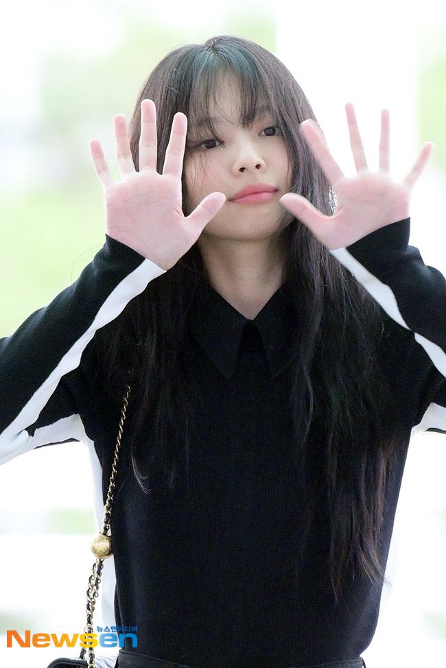📸 230930 #JENNIE at ICN Airport, to Paris 

JENNIE WITH CHANEL SS24
#JENNIExCHANEL #CHANEL