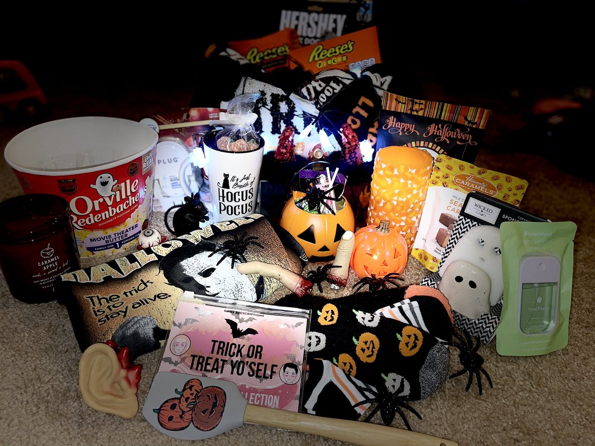 Look who got a Boo Basket 👻 😘 <a href="/toazti/">ibdatninja</a> p.s this does not count as a birthday present!