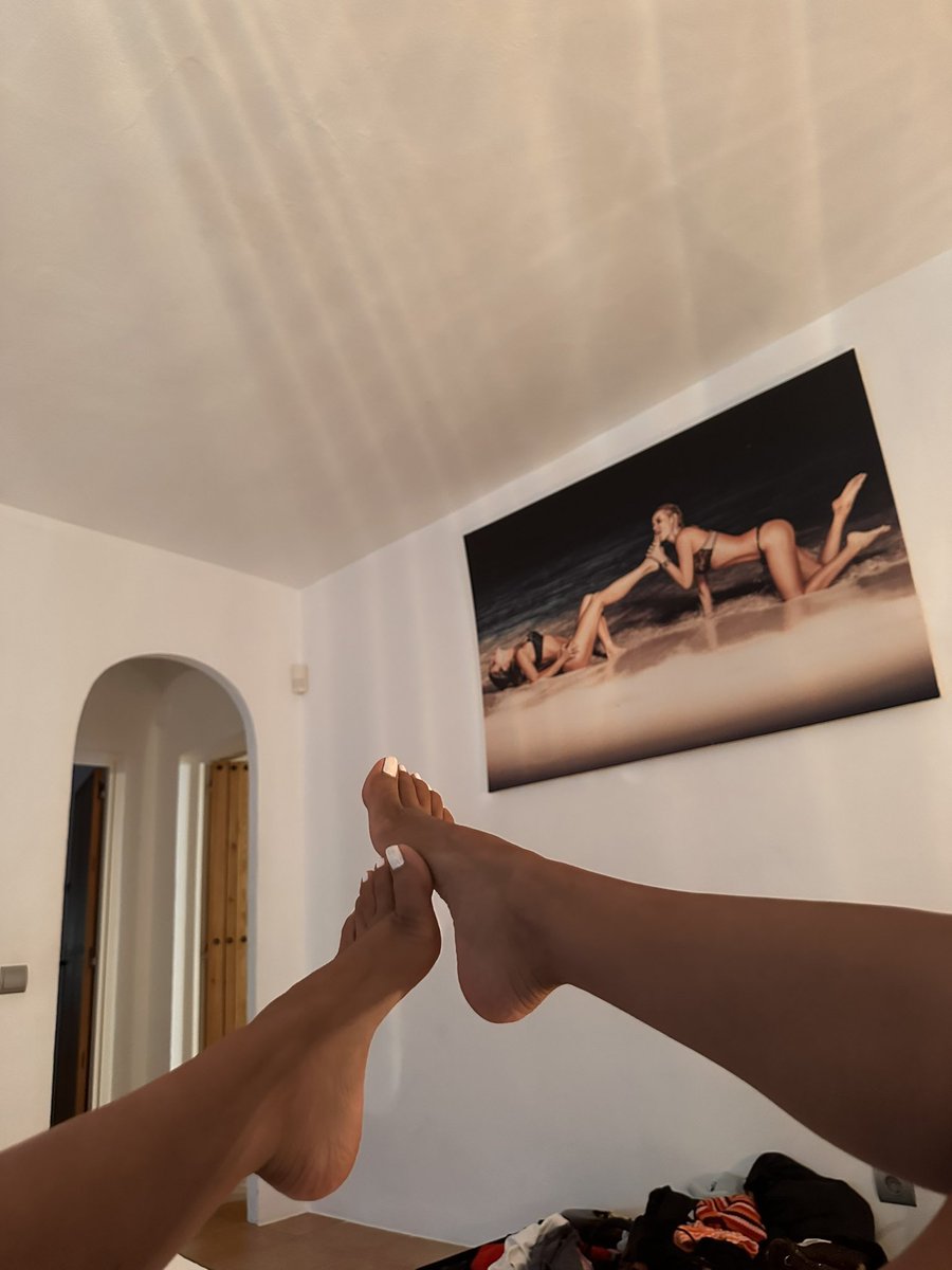 Goddessmilley's tweet photo. I bet you would love to lick my toes 🤭 https://t.co/M937JmQRxS