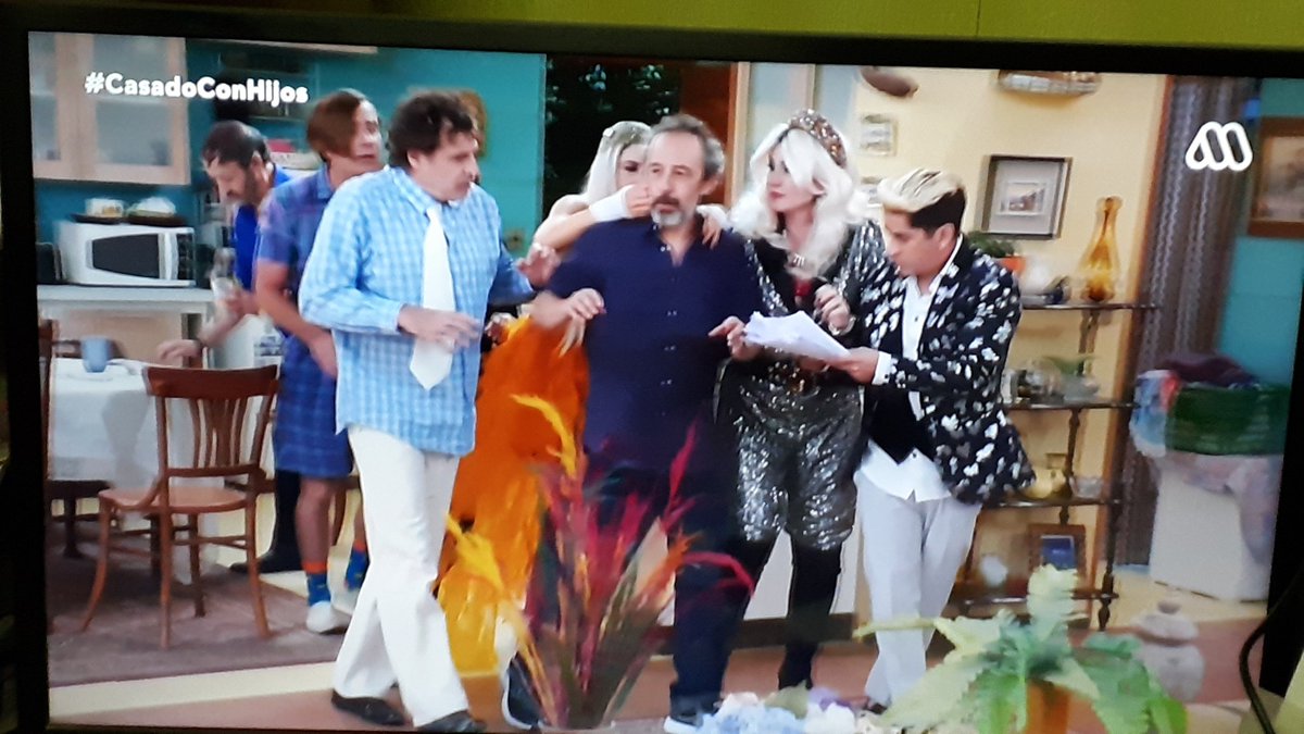 #AlmaEnTVN Viendo al elenco de #CasadoConHijos por partida doble #FernandoLarraín @javimishow #FernandoGodoy #DayanaAmigo #MarcialTagle #CarmenGloriaBresky