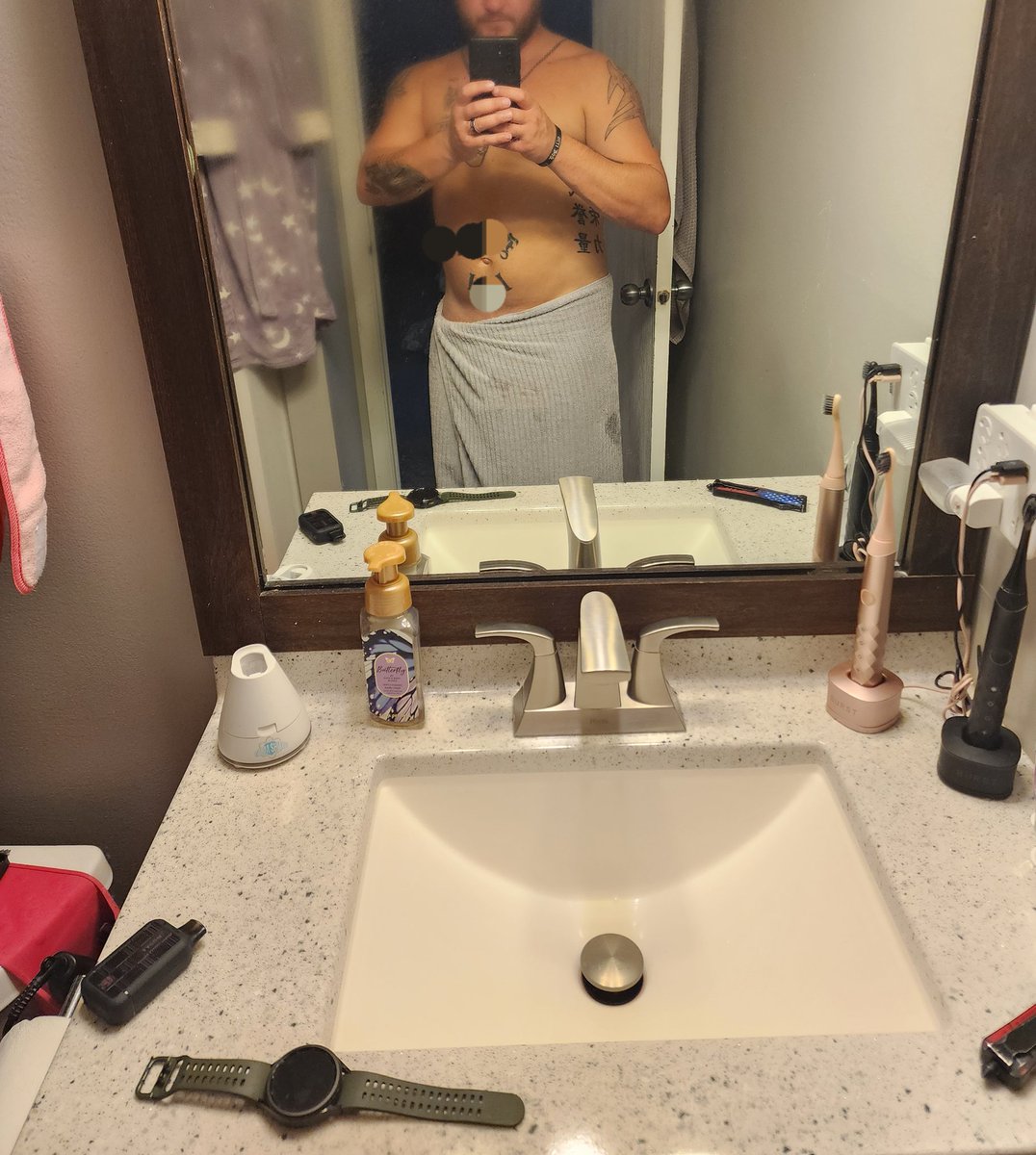 Justme8410's tweet photo. @Onlypoolfans just a few from the shower tonight also another extra maybe appreciated maybe not hope so though. https://t.co/UBEjzu94xG