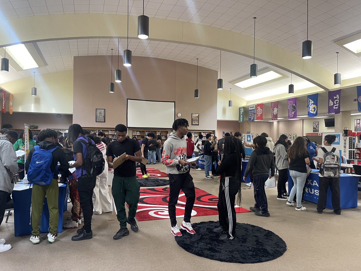 cedarhillisd's tweet photo. @GEARUPCHISD celebrated #GEARUPWeek @collegiate_ch @cedar_hill_hs @geraldhudson @LoweTyesha @TarletonState
https://t.co/IQ2vZo68c3 https://t.co/WUGcxF7K73