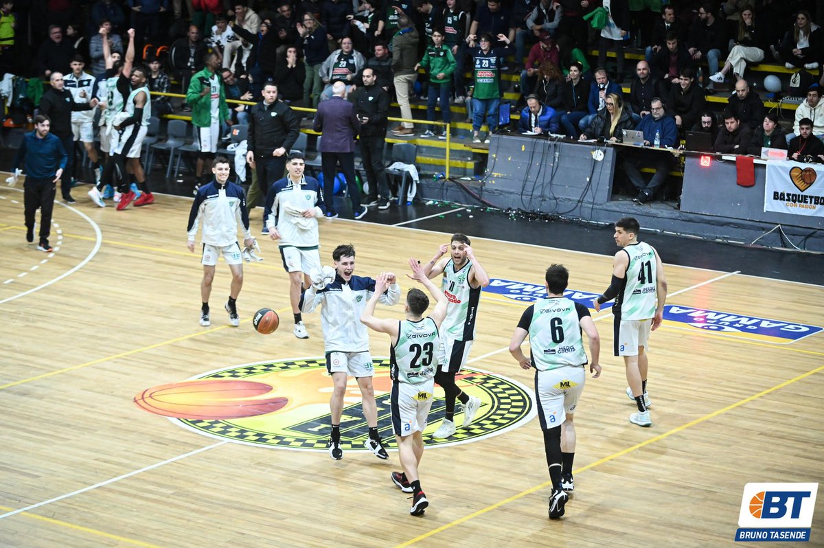 BasquetTotal's tweet photo. #MetroxBT | UNA LECCIÓN DE ESTUDIO

Urunday Universitario aprobó con nota más que sobresaliente y aplastó a Tabaré. Con esta victoria abrochó su pase a la final e irá con Olimpia.

📝 @RuffineNicolas

📸 @BrunoTasende14 

👉https://t.co/FOlpS4I6O9 https://t.co/D4tBhE23Px