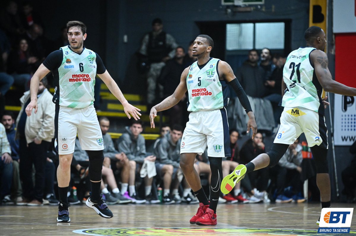 BasquetTotal's tweet photo. #MetroxBT | UNA LECCIÓN DE ESTUDIO

Urunday Universitario aprobó con nota más que sobresaliente y aplastó a Tabaré. Con esta victoria abrochó su pase a la final e irá con Olimpia.

📝 @RuffineNicolas

📸 @BrunoTasende14 

👉https://t.co/FOlpS4I6O9 https://t.co/D4tBhE23Px