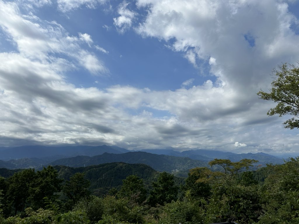 takeyu924's tweet photo. 山登りはいいぞー⛰️

自然を満喫できるし、ややキツイと感じる時もあるが登り切ったあとの達成感と山頂で食べるご飯は確実に絶品❗️

通りすがりに交わす挨拶も良い🗣️
最近は海外の方も多いから尚更👍

#登山2回目 https://t.co/j6Z0daoMfJ