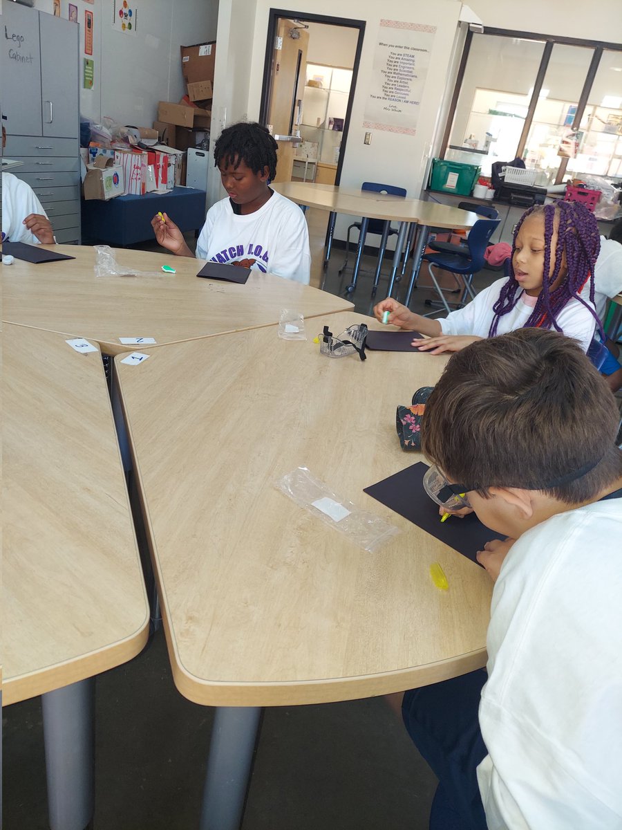jolandra1973's tweet photo. Our dragon scholars and future chemist enjoyed the first chemistry club where we discovered uses of black light, explored how phosphorus makes things glow and made glow-in-the-dark bubbles. What a STEAMy way to end the day! #futurechemist @STEAMatOakdale @RockHillSchools https://t.co/pAebAhBeey