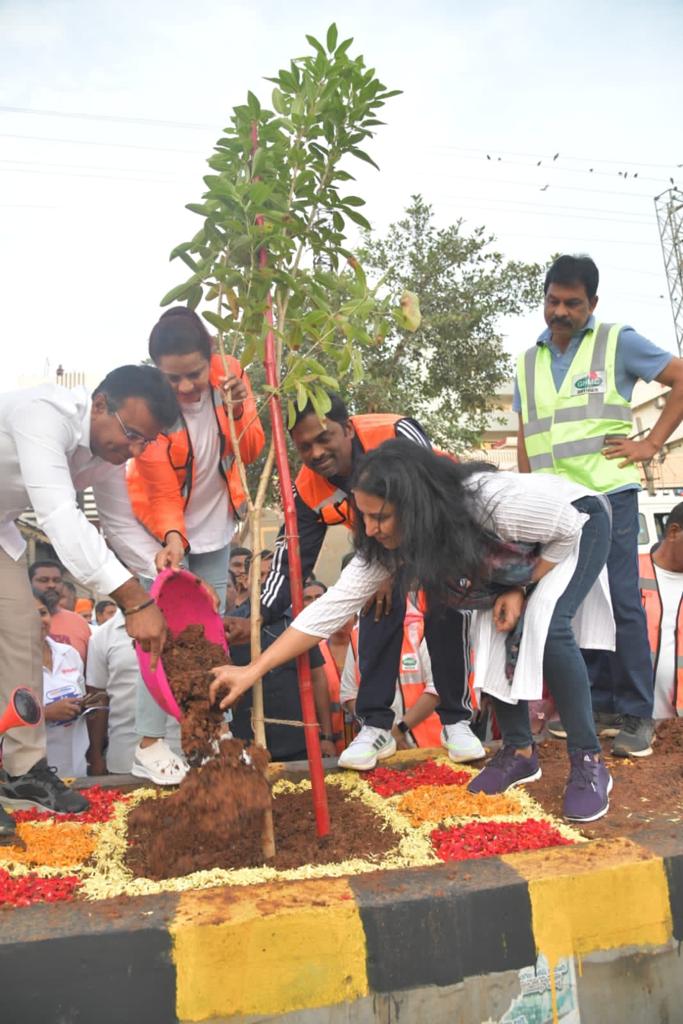 ZC_Kukatpally1's tweet photo. Plantation taken up at  Shapurnagar median entire 5km strech organised by #GHMC in collaboration with Ageas Federal &amp; Rotary Club of lake district Moinabad. Participated by Hon'ble MLA @kp_vivekanand garu &amp; @CommissionrGHMC garu. #Telanganakuharitaharam

@KTRBRS
@arvindkumar_ias https://t.co/LAAdOT8mS3
