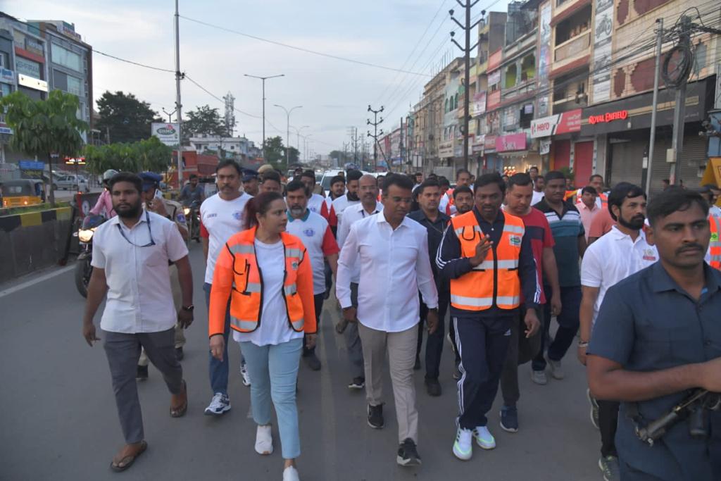 ZC_Kukatpally1's tweet photo. Plantation taken up at  Shapurnagar median entire 5km strech organised by #GHMC in collaboration with Ageas Federal &amp; Rotary Club of lake district Moinabad. Participated by Hon'ble MLA @kp_vivekanand garu &amp; @CommissionrGHMC garu. #Telanganakuharitaharam

@KTRBRS
@arvindkumar_ias https://t.co/LAAdOT8mS3