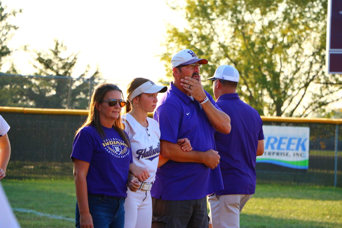 AusteneMarissa's tweet photo. We had a great game against Osage last night. We went 15-0 and I went 2/2 at the plate. In addition to this win, we got to celebrate senior night! https://t.co/tHk2qMbniS