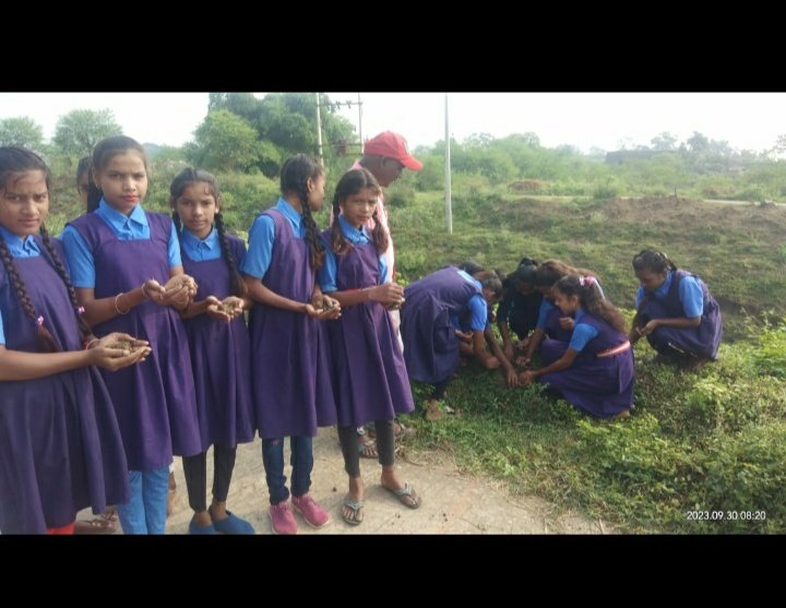 DevaSingroul2's tweet photo. #MeriMatiMeraDesh शासकीय पूर्व माध्यमिक शाला Semarkona, Mungeli ब्लॉक :Mungeli District:- Mungeli में मेरा माटी मेरा देश कार्यक्रम बच्चों के साथ संपन्न किया गया एवं मिट्टी के महत्व को बताया गया l https://t.co/ctZRXqaR0C