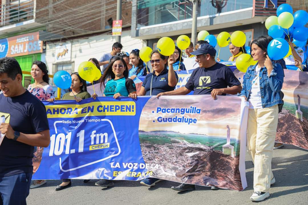 NuevoTiempoPeru's tweet photo. ❤ ¡Gloria a Dios!
🌟 Hoy celebramos e inauguramos la nueva señal 101.1 FM 📻 de #RadioNuevoTiempo 🇵🇪 en #Chepen a través de un pasacalle para promocionar la #emisora que ofrece #paz y #esperanza ahora a más de 75 mil corazones en el norte del Perú. 🤩 ¡Amén! 🙏
#RID #Iasd https://t.co/Az7o8UBfvr