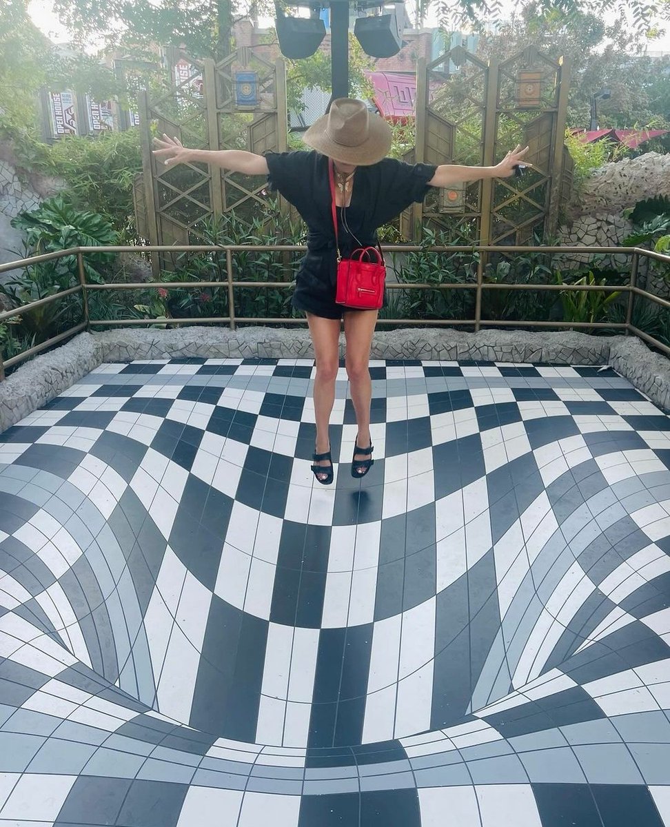 katewalshup's tweet photo. "Throwing it back to my some of happiest moments on the happiest place on earth ✨ As u can see...not much has changed 😏💖🎡" 

📲 | Kate Walsh via Instagram Post. https://t.co/SvS9Y9edZw