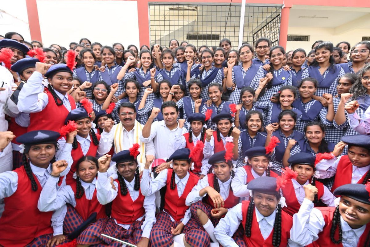 vision_ktr's tweet photo. ఆడపిల్లకు @KTRBRS  అన్న అండ❤️

మా ధైర్యం నువ్వేనయ��యా..మా కోసం పుట్టావయ్యా✊
 
#VisionKTR https://t.co/Em0Xz8rdY2