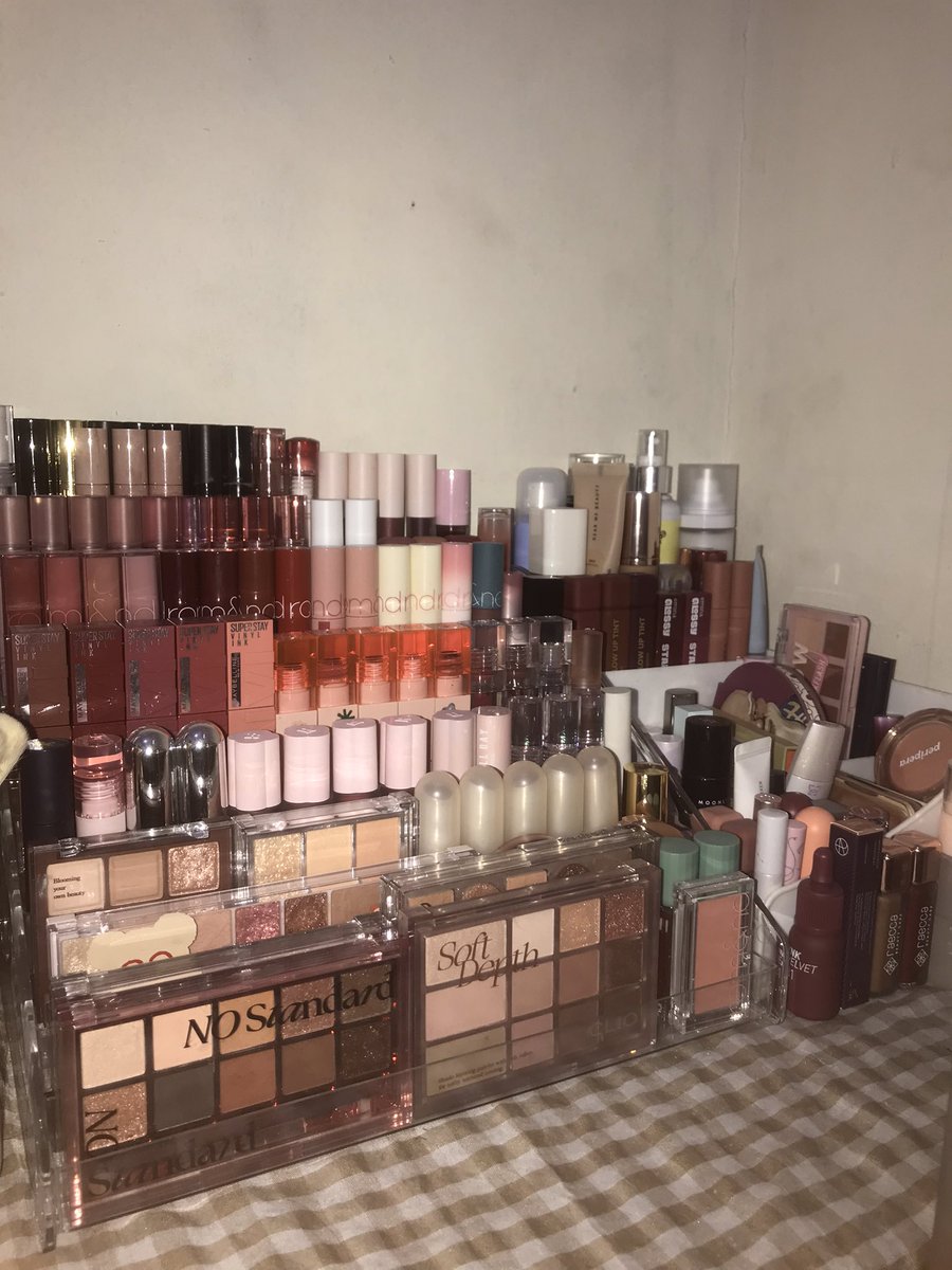 tiramissad's tweet photo. @ohmybeautybank aku pake rak 7 susun gini tp ini juga udh full dan bececeran wkwkw https://t.co/NKE7urBRuS
