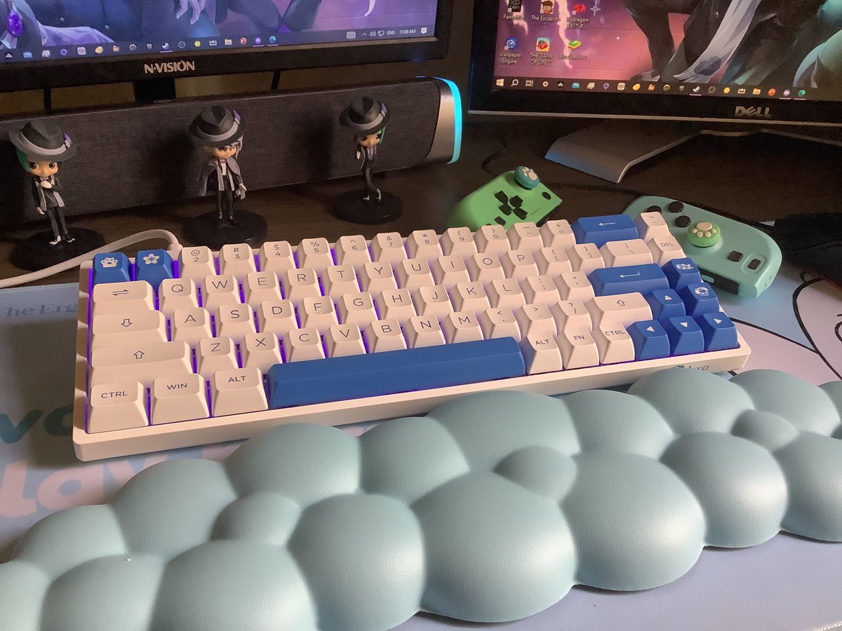 Wicchidraws's tweet photo. #Tweels themes desktop set-up <3 Teals and blues for the lovely twins I always love in #twst #twistedwonderland  And I am thinking of buying more mini plushies of the OctoTrio given I find another itabag for them to fit in <3 #jadeleech #floydleech https://t.co/BDYvk4xnBk