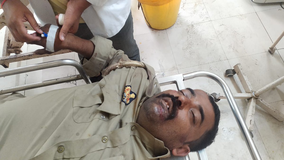 RamaYadav_'s tweet photo. हेड कांस्टेबल प्रमोद कुमार यादव पुत्र सुब्बा यादव निवासी शास्त्री नगर बेल्थरा रोड जनपद बलिया के रहने वाले हैं यह अपने पल्सर बाइक नंबर UP60AM 8752 रंग नीला-काला से टाउनहाल गोरखपुर में आज दिनांक 30.09.23 को सुबह 06.30 के आस पास एक्सीडेंट कर गए है जिन्हे PRV 0316 द्वारा सदर अस्पताल https://t.co/sc9DcW72mX