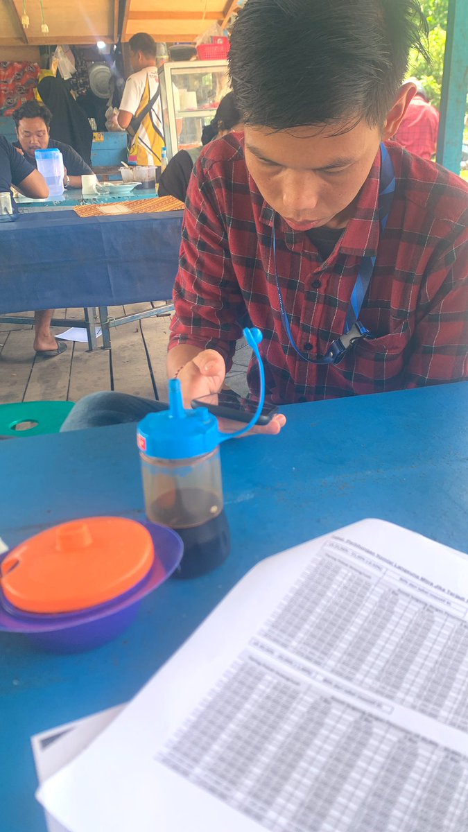 efngrhno's tweet photo. Pagi ini rasanya emosional sekali. Walaupun baru kenal ntah knp ada rasa haru di dalamnya. Sedikit byk ilmu yg diajarkan, dan itu sangat2 berharga bagiku. Senior pertama yg mau mengajari aku yg blm ada pengalaman ini. Sukses trs bang, see u on the top! https://t.co/y13spqgVOW
