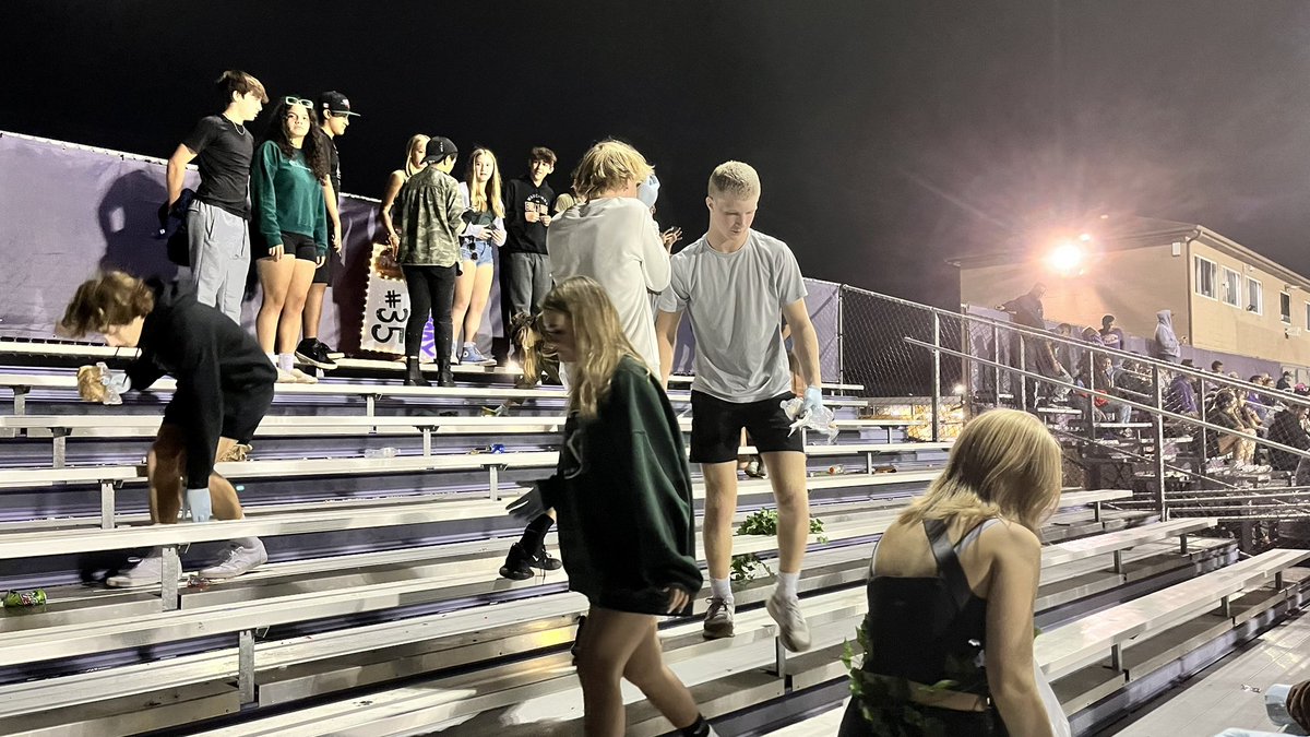 Mrs_Yost8's tweet photo. Thank you @GOWHS_StudSec Clean Up Crew!! Thanks for taking pride in our school and helping to keep our stadium clean! #SettingAGoodExample #DoingTheRightThing #ItsCalledBeingAGoodPerson! @WaucondaHS118 @WaucondaCUSD118 https://t.co/P9uXhIVUK7