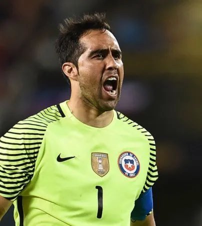 Hoy, nuestro arquero que juega en la primera división de España no es considerado en #LaRoja 🇨🇱 por un capricho del DT. Las cosas como son. 

Y no estamos viviendo del pasado ni de la historia, porque hoy con 40 años Bravo sigue siendo el mejor y compitiendo al más alto nivel.