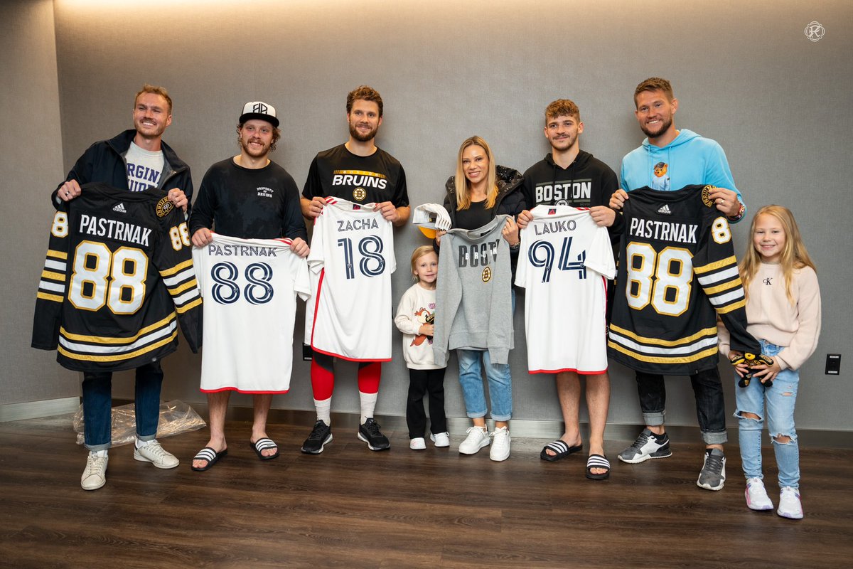 A Czech line meet and greet, featuring Henry Kessler 🇨🇿🏒🤝