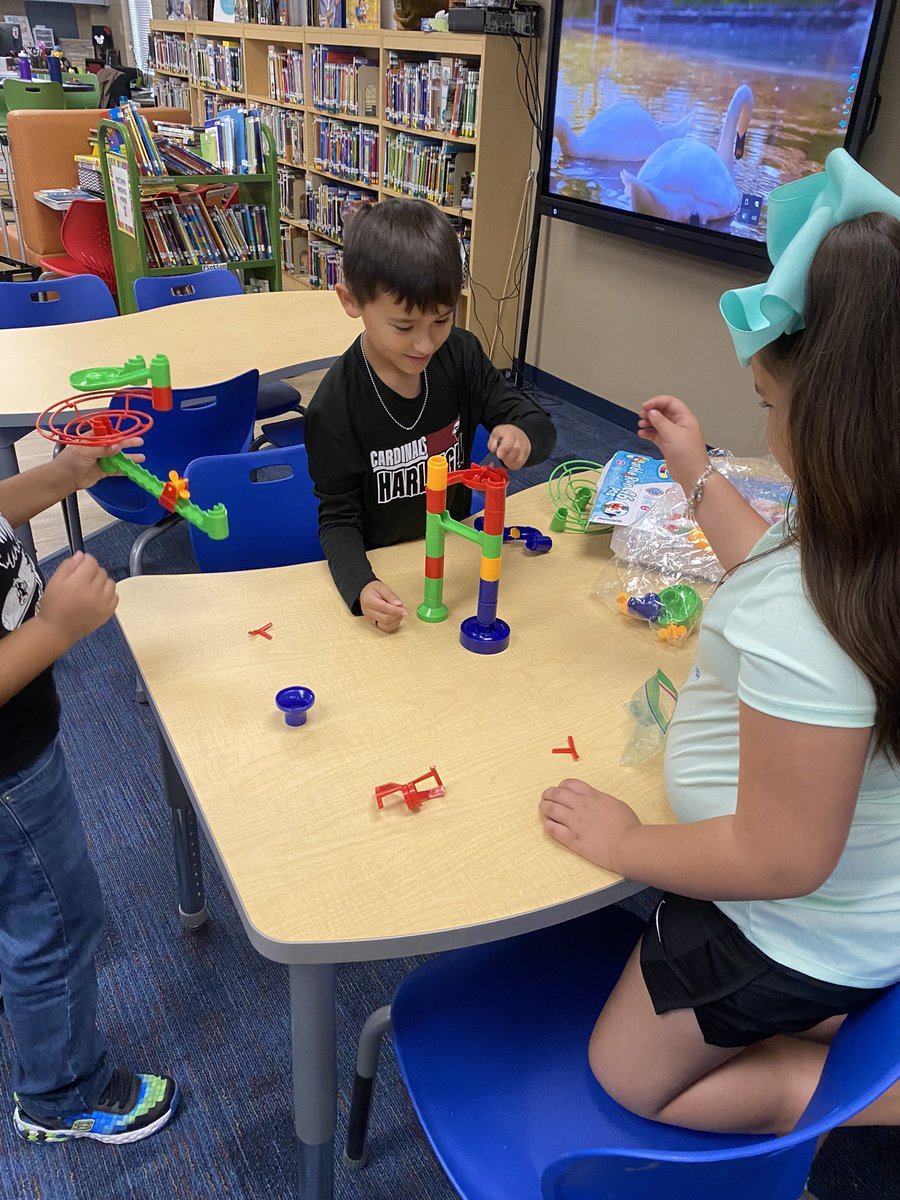 VeroRodz7's tweet photo. Coding+ in the ILC with 3rd &amp; 5th graders. Learning about teamwork and accomplishing a common goal. #PYP #PYPLibrarian #PYPLibraries #Coding #HCISDLibraries @LEGO_Education #IOBlocks #MarbleRun https://t.co/nGFPxG5sfa