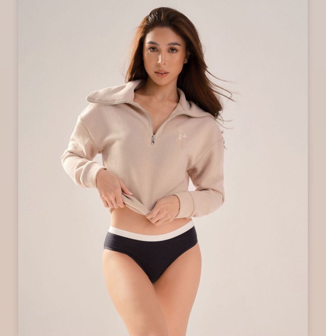 jansjulb's tweet photo. #DuaLipa #juliabarretto #theangelsofmyheart #lovefrtexas #yougotthecurves #akingcameltoe https://t.co/MVxXQ3Pi33