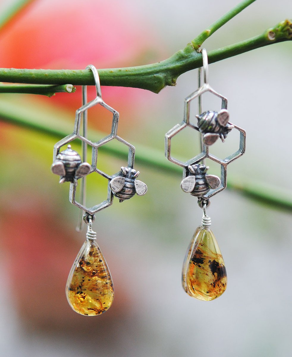 Las abejas, incansables polinizadoras, a veces quedan atrapadas en la resina de los árboles, que con el tiempo se convierte en ámbar. Cada pedazo de ámbar es un tesoro que conserva la belleza efímera de estas valientes exploradoras.