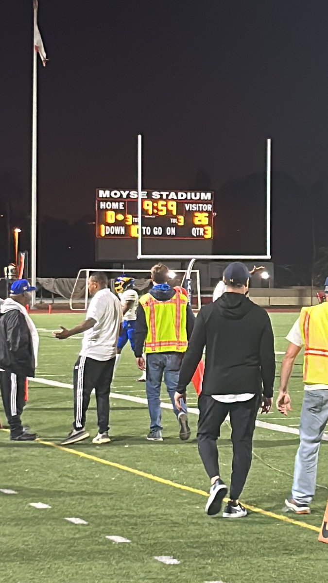 4valenciaboys's tweet photo. @IssaiahBlades with the pic 6 for the Score during the opening possessions of the 3rd qtr -  extra point no good. 26-0 10:06 left in the 3rd qtr. https://t.co/L0ruoxiTw5