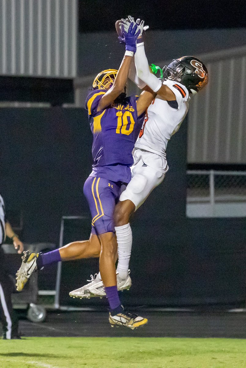 dgoodwin_74's tweet photo. Edgewood hold off Grand Saline with a massive goal line stand on a two point conversion to win 28-27! 
Possible season saver! 
Big night for 2 and a pivotal pick by 10 @etvarsity @EdgewoodRadio @Edgewood_Ath @903Sports https://t.co/eevp3Sxjwu