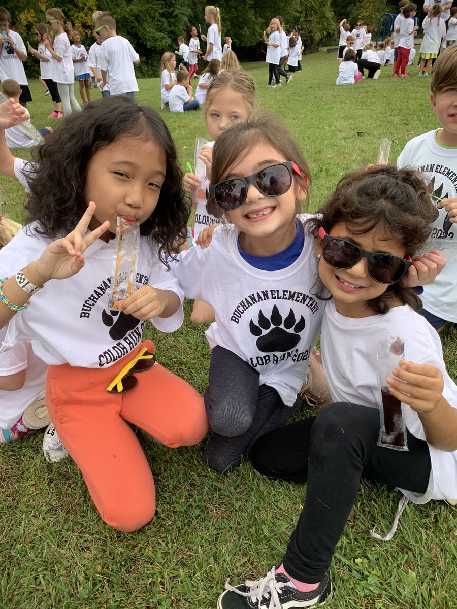 sandra_benson2's tweet photo. The PTA Color Run fundraiser at Buchanan was a blast! #BuchananBears https://t.co/xv85Z3QLaE