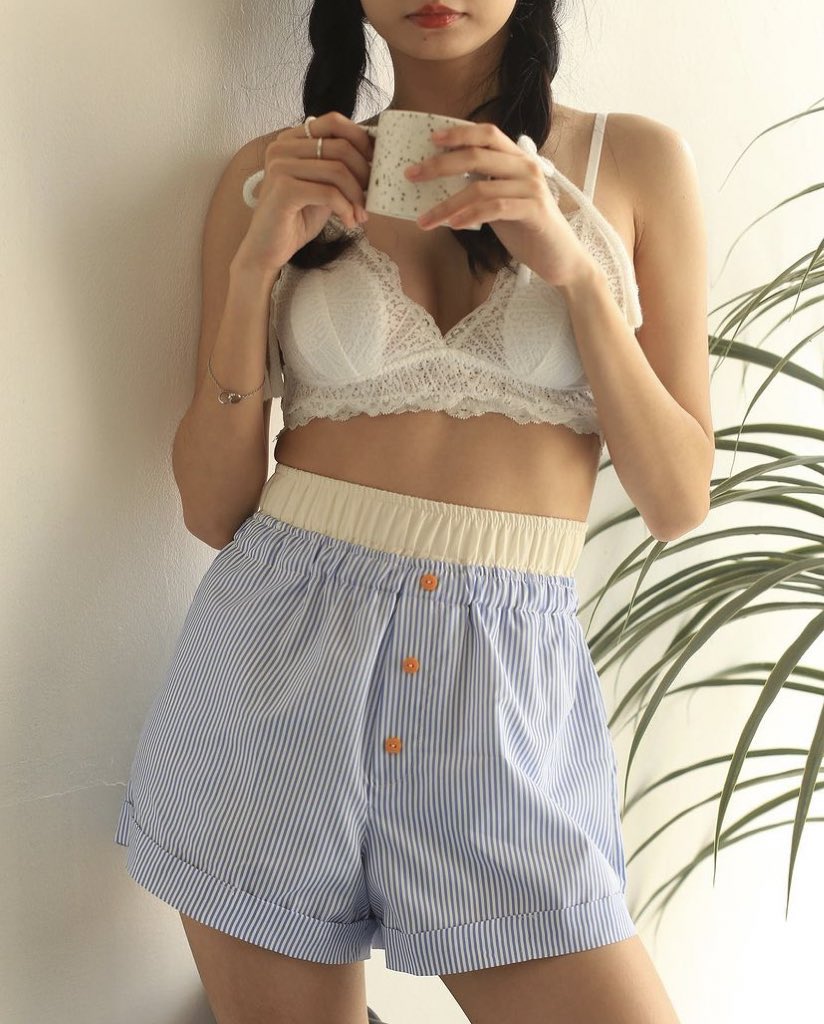 mykpstore's tweet photo. 🍞🧈 bread toast short pants สีใหม่น่ารักแบบตะโกน น้องเป็นกางเกงขาสั้นเอวสูง ขอบเอวผ้าจะมีสองชั้น ฟีลกางเกงหลุดเท่ๆ ดีเทลผ้าเป็นลายทางใส่แล้วพลางหุ่นสุบๆ ส่วนในเรื่องของสีต่างๆน้านมีให้เลือกเย้อมาก ให้ลุคน่ารักแต่ว่าแอบซ่า คอลนี้เอาเรื่อง sood sood 🫐🍌🥨💘 https://t.co/HgL4bR9227