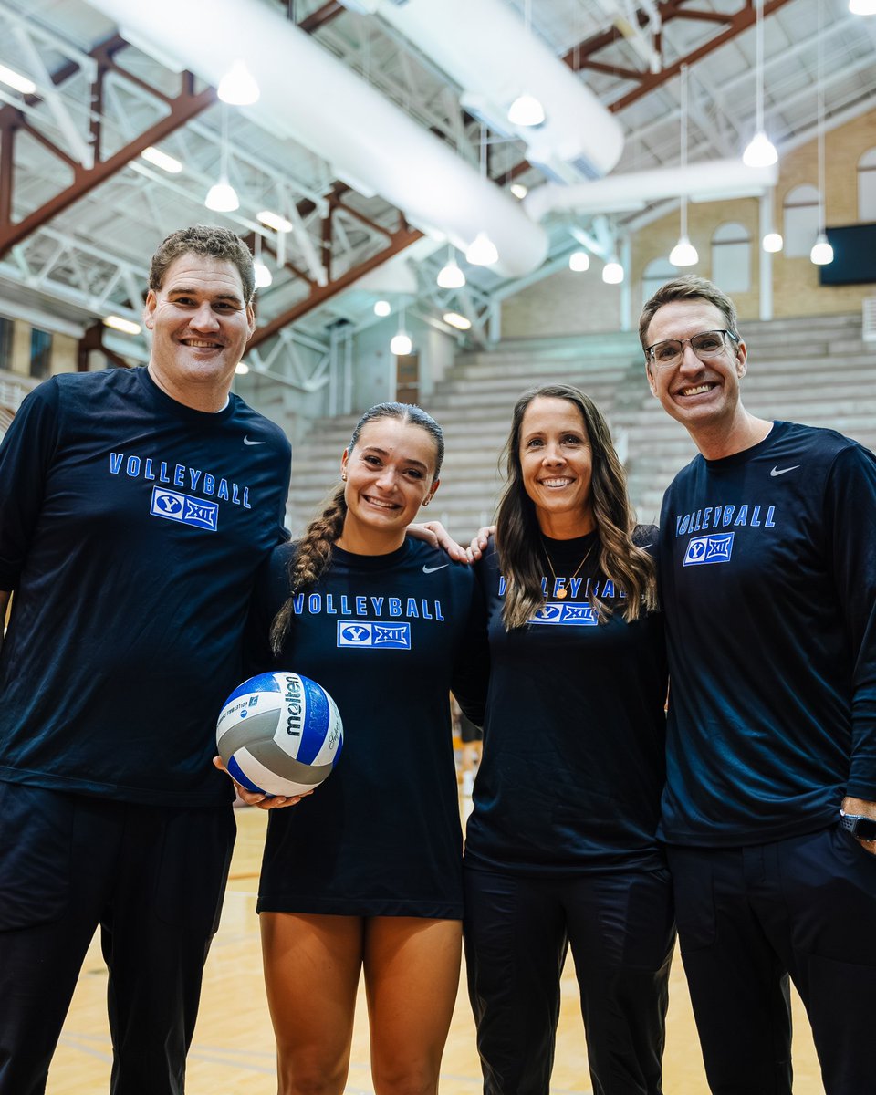 BYUwvolleyball's tweet photo. 𝑾𝑯𝑰𝑻𝑵𝑬𝒀 𝑩𝑶𝑾𝑬𝑹 𝑩𝑬𝑪𝑶𝑴𝑬𝑺 𝑻𝑯𝑬 𝑩𝒀𝑼 𝑹𝑨𝑳𝑳𝒀 𝑺𝑪𝑶𝑹𝑰𝑵𝑮 𝑬𝑹𝑨 𝑨𝑺𝑺𝑰𝑺𝑻 𝑳𝑬𝑨𝑫𝑬𝑹 𝑾𝑰𝑻𝑯 𝟒𝟎𝟕𝟔 𝑨𝑺𝑺𝑰𝑺𝑻𝑺 &amp; 𝑪𝑶𝑼𝑵𝑻𝑰𝑵𝑮🏐💙 https://t.co/B3IZpWov7Z