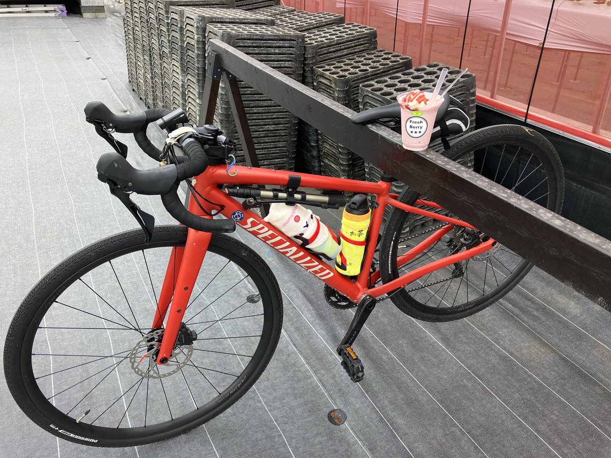 chibinya0331's tweet photo. 雨降り83km RIDEのご褒美
ウンマー( º∀º )
#自転車旅
#FreshBerry
#いちごスムージー🍓 https://t.co/8wIYE5yIRS