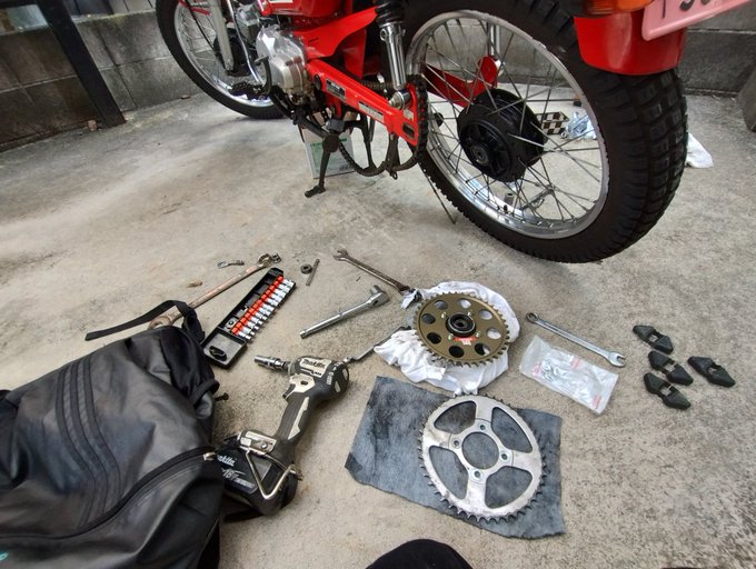 親父のバイクのメンテをしてやる。孝行息子であるな。 