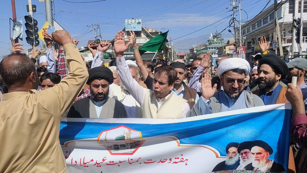 RisingKashmir's tweet photo. #Tanvir joins #Miladprocession in #Zadibal

@tanvirsadiq @JKNC_

https://t.co/Fk1bR7zcJi https://t.co/ZZToqAH36D
