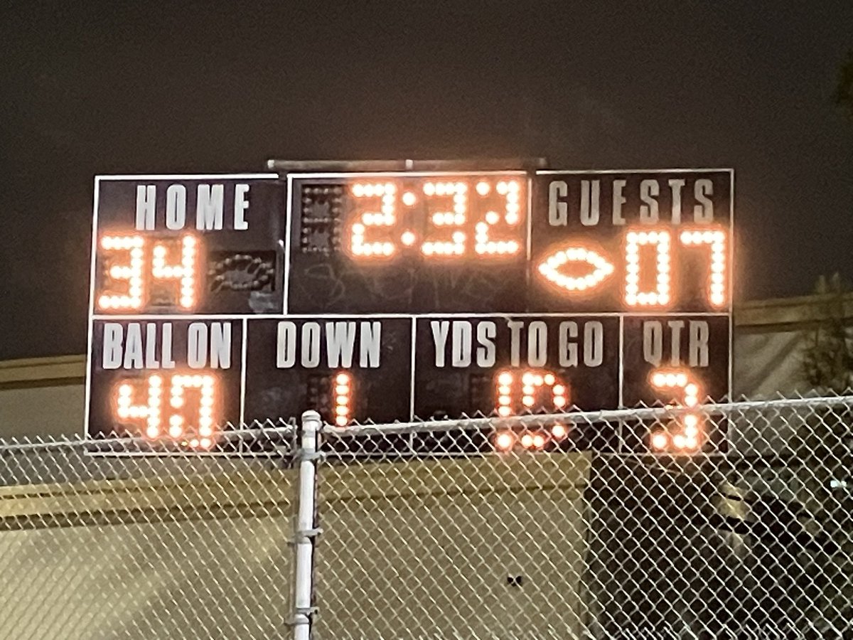 LincolnFB_'s tweet photo. Lincoln leads Marshall at the half. https://t.co/vqnwm9b3Om