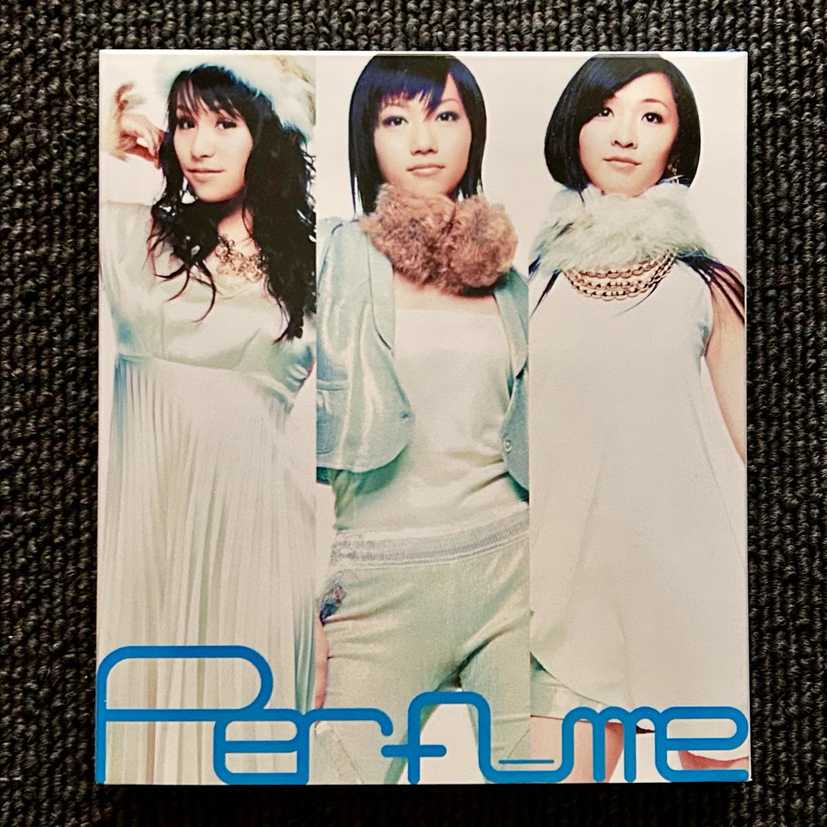 LKtqbCc0ZtCIzVV's tweet photo. Perfume 「ファンデーション」
https://t.co/cjGqSMcI6x

From 1st Album "Perfume〜Complete Best〜" (2006年)

アルバム発売記念インストアライブ映像 (2006年)
https://t.co/ijogMOPQe6
いわゆる「かしゆかのお散歩」が観られますよ🥰

#prfm #Perfumeのお気に入り曲 #CompleteBest https://t.co/N3QXh1dDAs