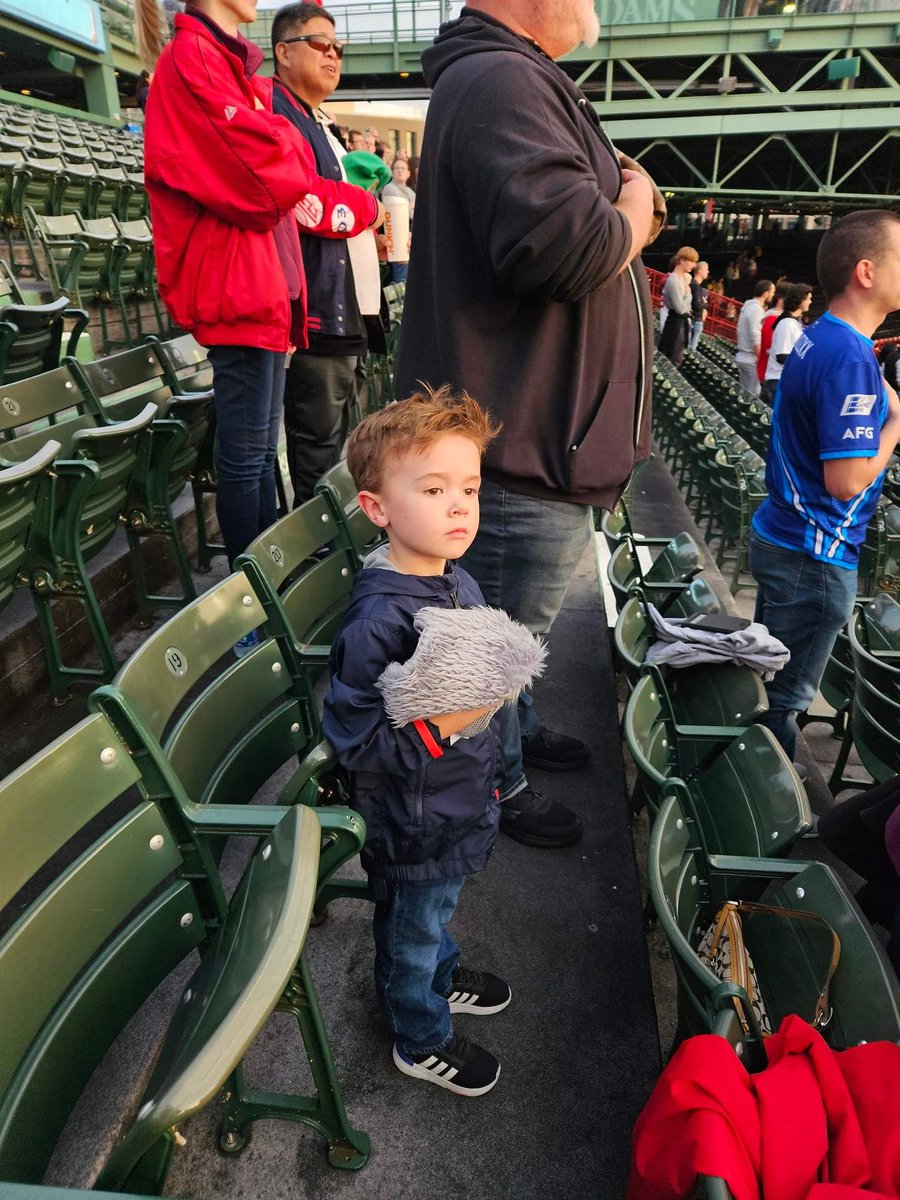 5-year-old Tadhg knew to stand with his hat over his heart during the National Anthem as he stood among @usairforce Airmen of @HQ_AFMC 's @KesselRunAF at the last @RedSox home game this year.