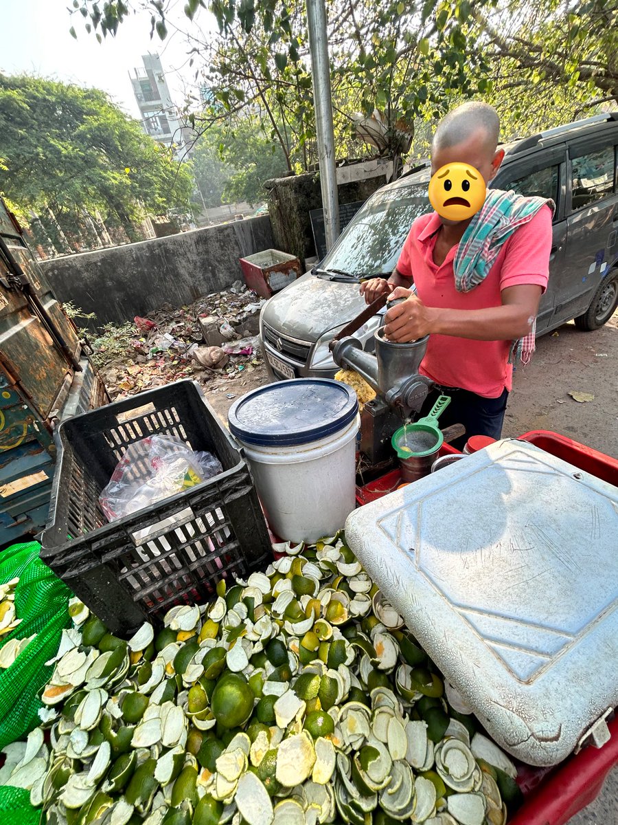 PiyushTiwariNew's tweet photo. #आरक्षणकादर्द

सुबह जूस की दुकान पर जूस लेने गये तो पेमेंट के दौरान नाम अभिनंदन पांडेय पढ़ा 

मैंने पूछा सब बढ़िया चल रहा है ना पांडेय जी

पांडेय जी ने कहा चल ही रहा है , नौकरी लगते लगते रह गई , मेरे से कम नंबर वाले की लग गई अब क्या कर सकते है पेट का सवाल है कुछ तो करना ही पड़ेगा https://t.co/XjzDcgqMuV