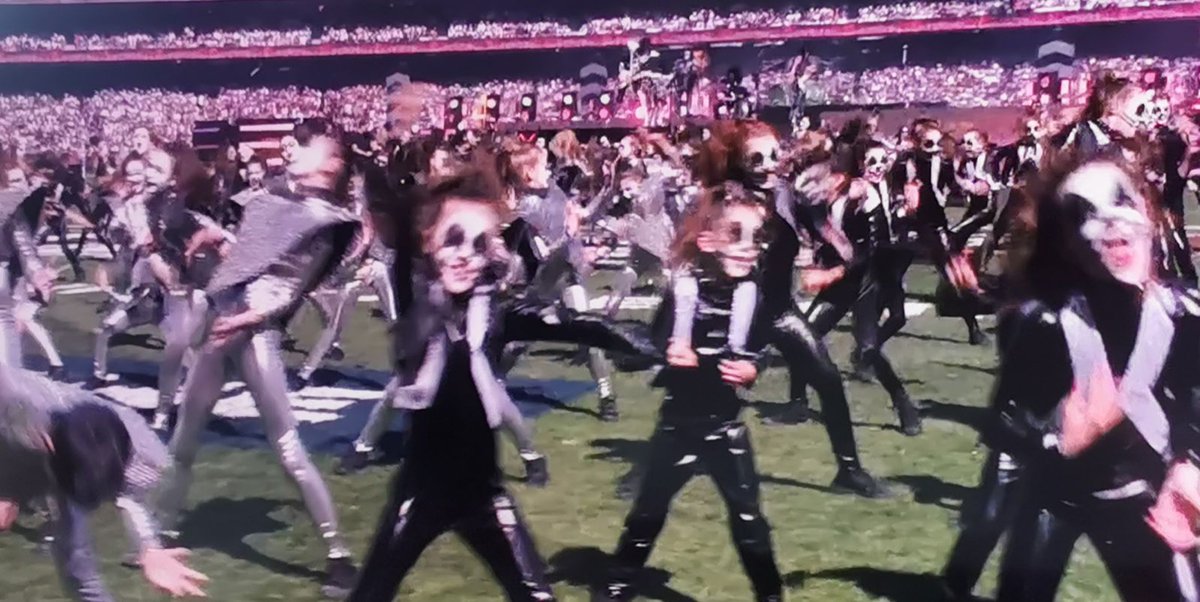 werd_nag's tweet photo. Watching Kiss, then all of a sudden all these kids come out doing the Thriller dance. Creepy...
#AFLGF #AFLGRANDFINAL #AFLPiesLions #AFLF https://t.co/FGdmLNeXG8